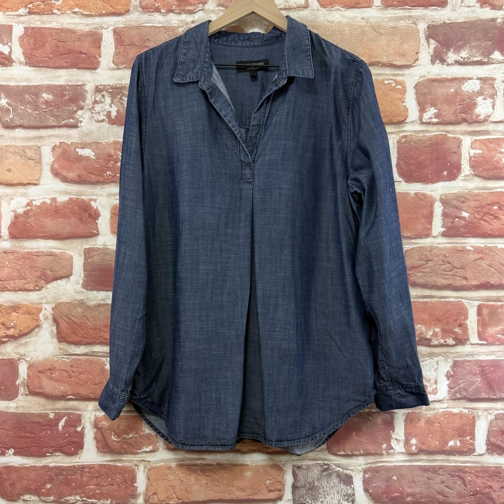 Banana Republic Boyfriend Fit Top Womens L Blue Chambray Denim Button Back Shirt